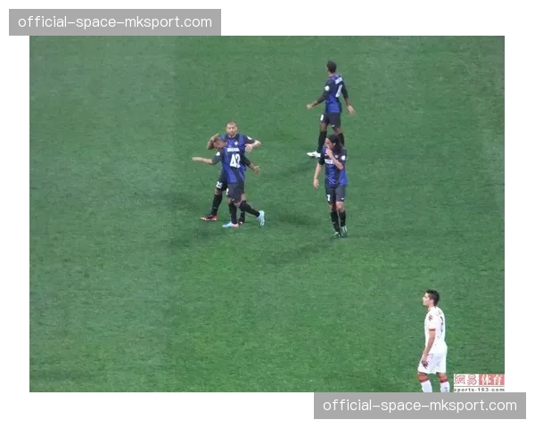 特写:国安球迷看台重现“绿色狂飙”横幅,致敬球队传统的两翼齐飞打法 特写:国安球迷看台重现“绿色狂飙”横幅,致敬球队传统的两翼齐飞打法