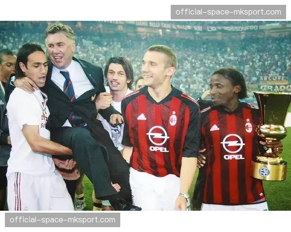 特写:前米兰功勋主帅安切洛蒂现身圣西罗观战德比 特写:前米兰功勋主帅安切洛蒂现身圣西罗观战德比