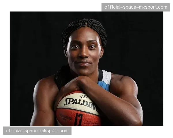 明尼苏达山猫为功勋球员西尔维娅-福尔斯举办球衣退役仪式